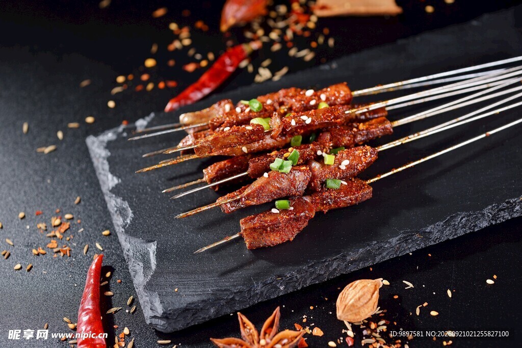 美味烤肉串诱人香气四溢