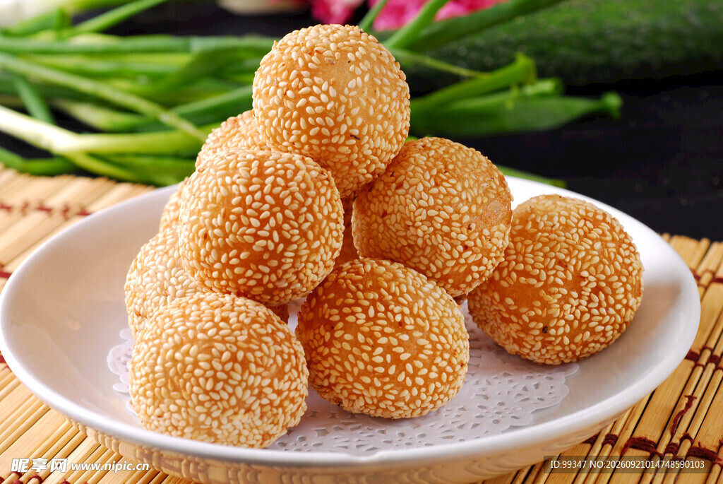 美味芝麻球堆叠在盘中