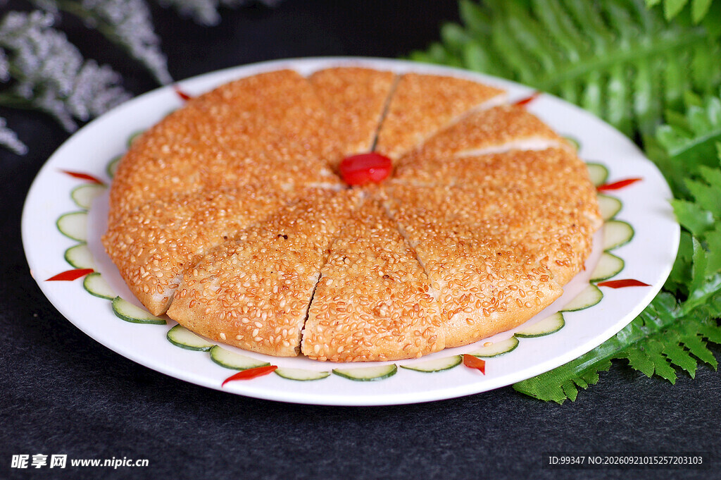 美味香酥煎饼摆于盘中