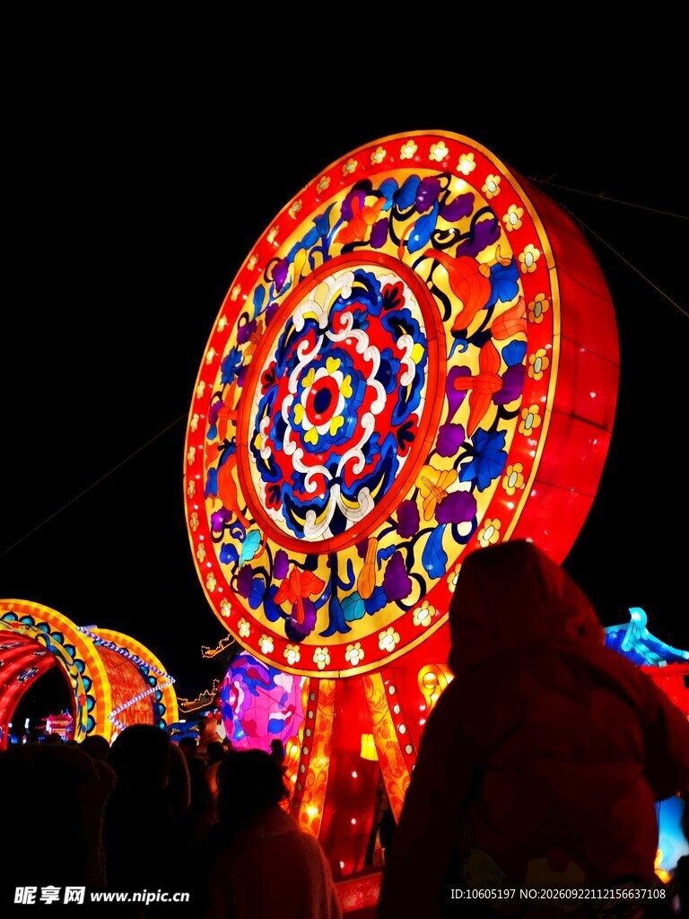 夜间绚烂花灯展