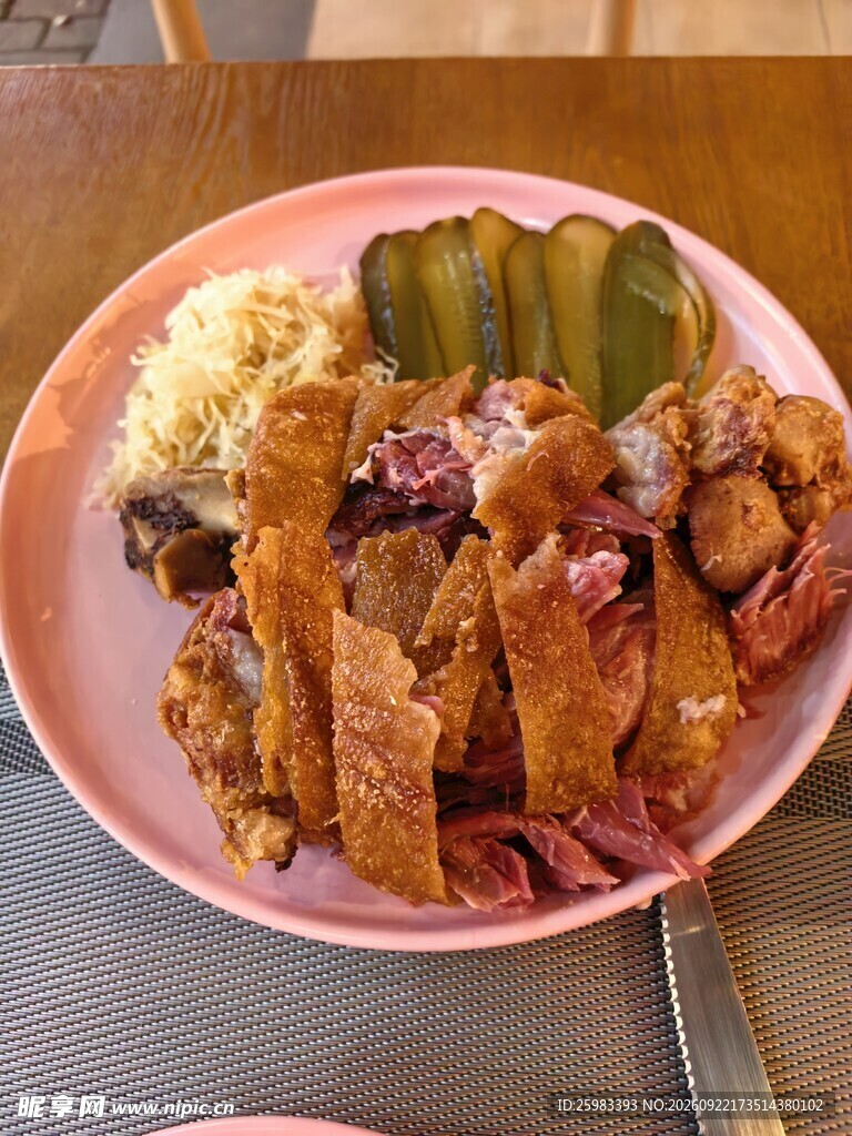 烤肉配酸黄瓜