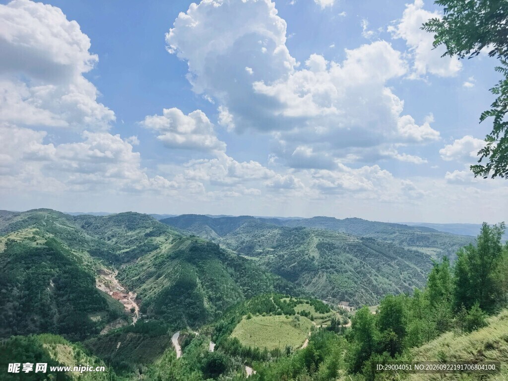 青山蓝天白云山野风光