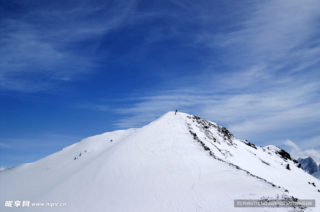 蓝天下的雪山峰顶