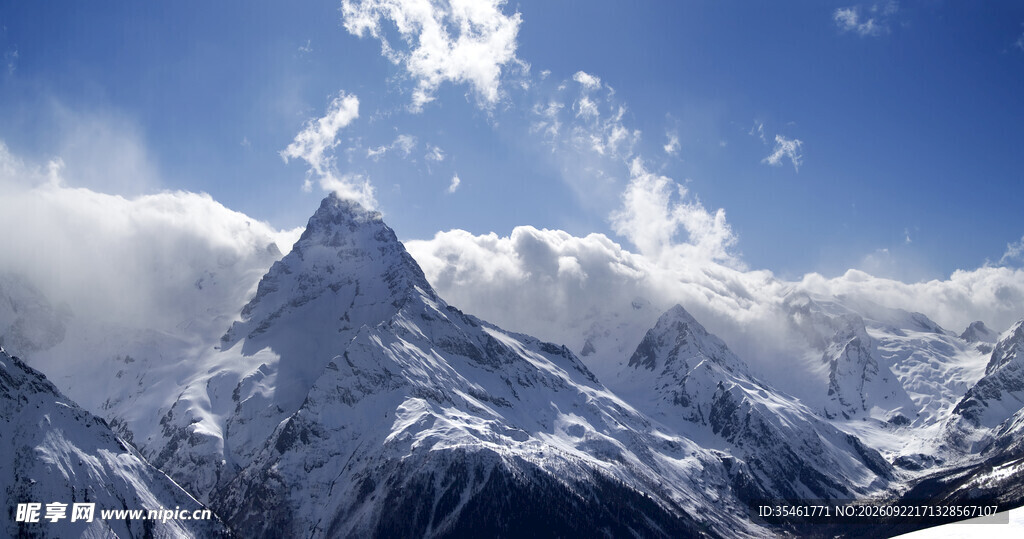 雪山晴空壮丽风光
