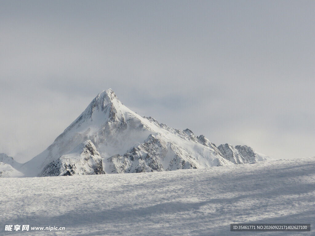 雪原雪山尖峰景观