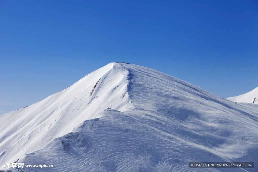 蓝天下的雪山风光