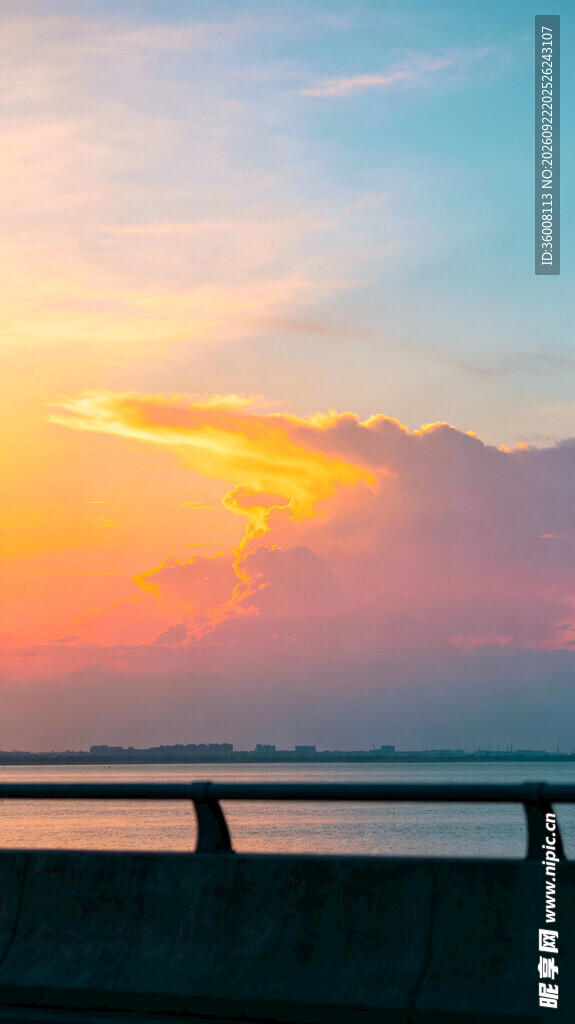 湖畔日落晚霞美景