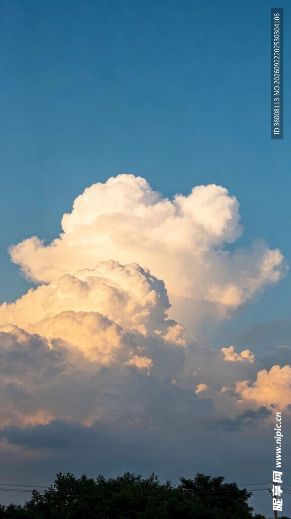 黄昏天空金色云团