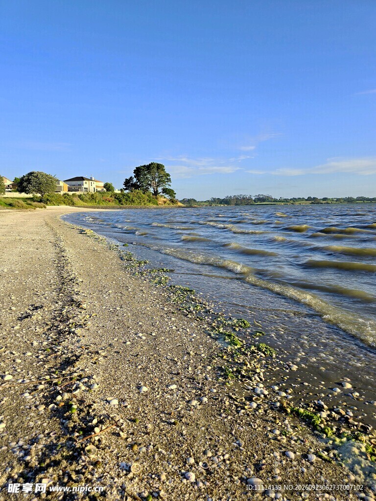 晴日海滨沙滩风光