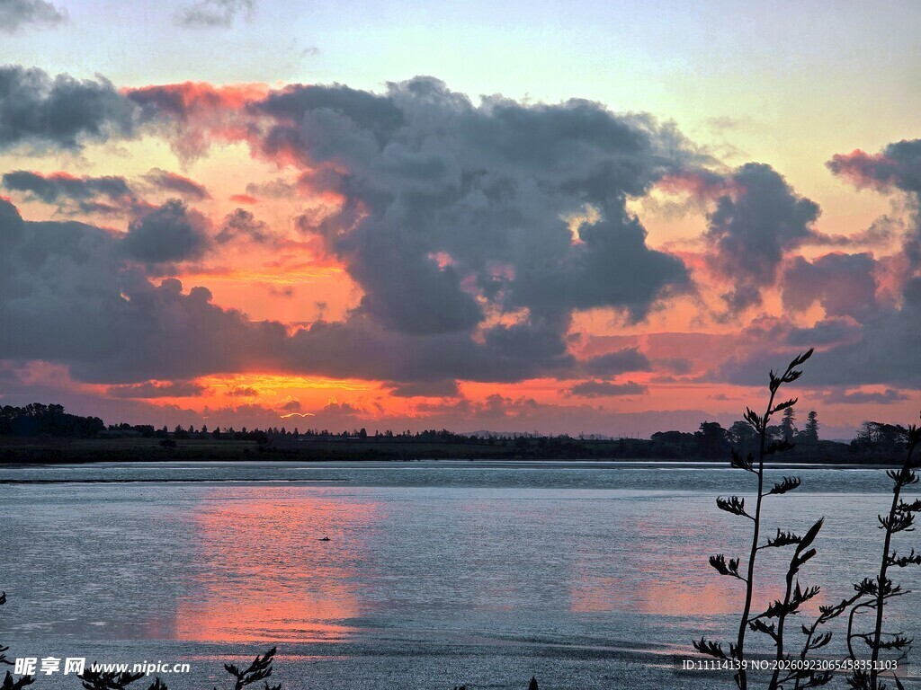 海滨日落晚霞美景