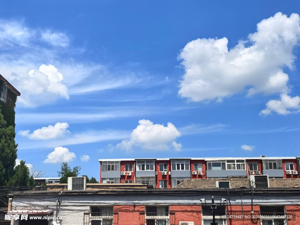 晴空下的城市居民区