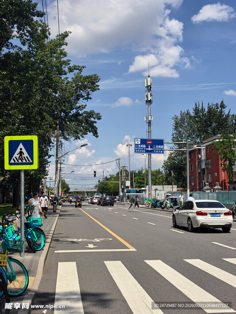 晴朗城市街道街景