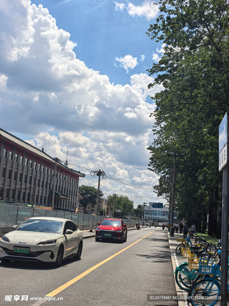 晴朗城市街道街景