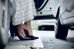 职场女性下车脚部特写