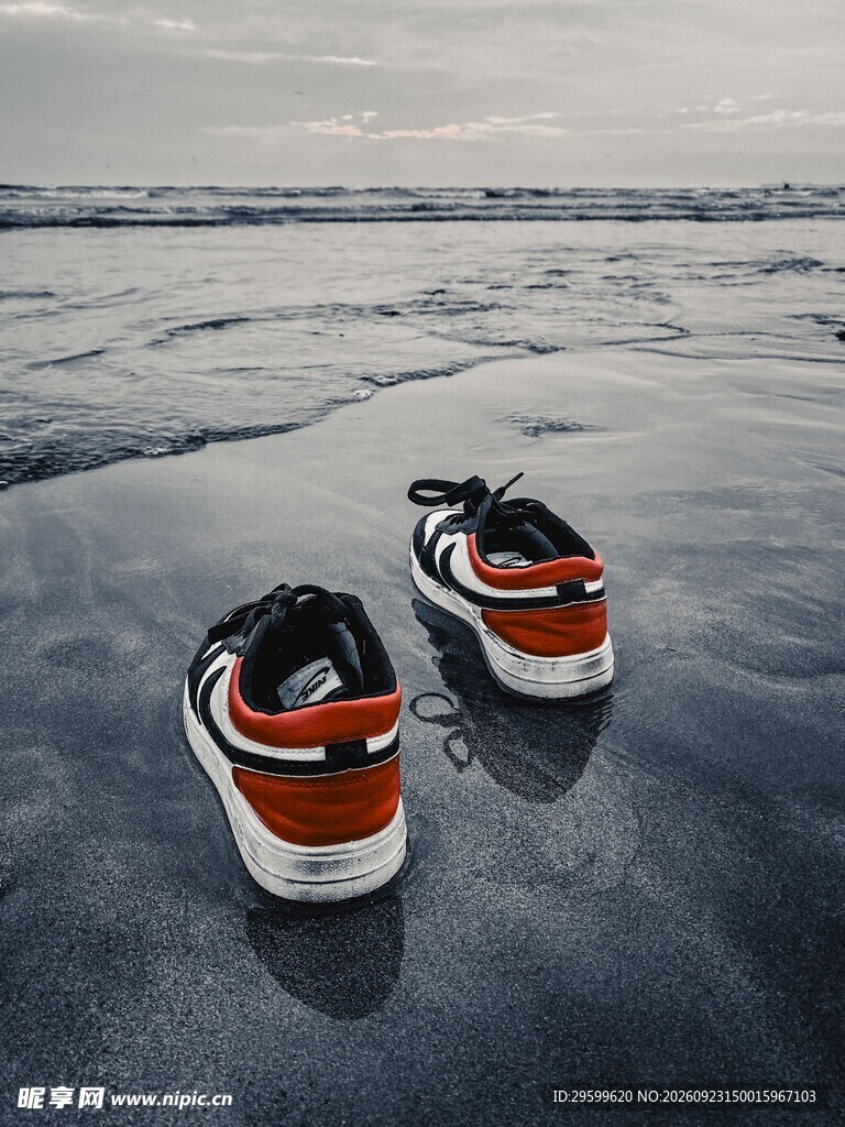海边沙滩上的运动鞋
