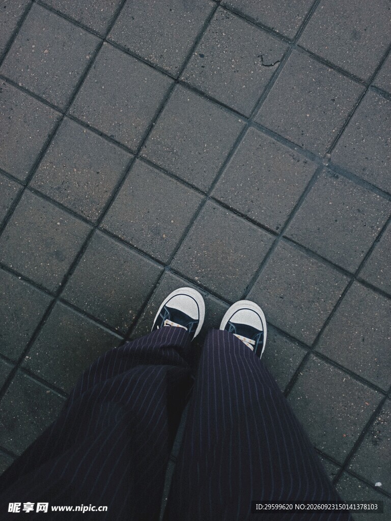 俯拍脚下帆布鞋与方格地砖