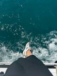 船尾翻涌的碧海浪花