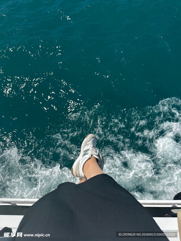 船尾翻涌的碧海浪花