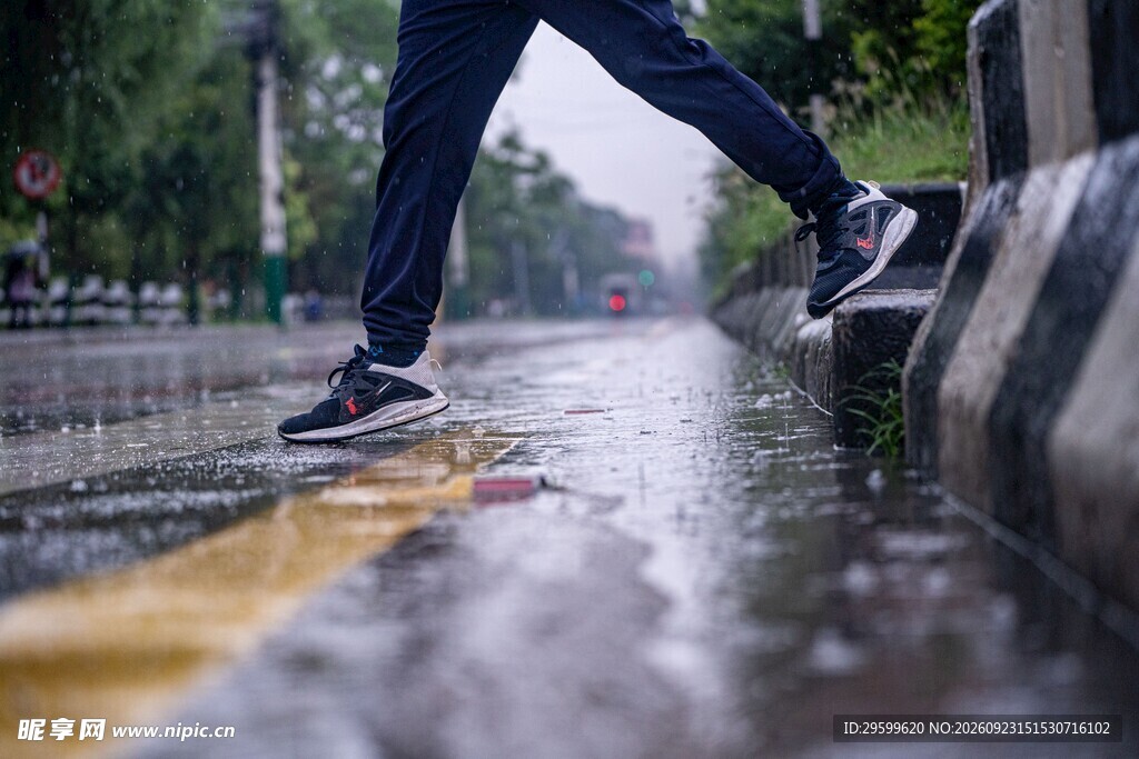 雨天行人跨越积水路面