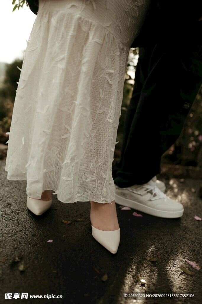 新人婚鞋脚步特写
