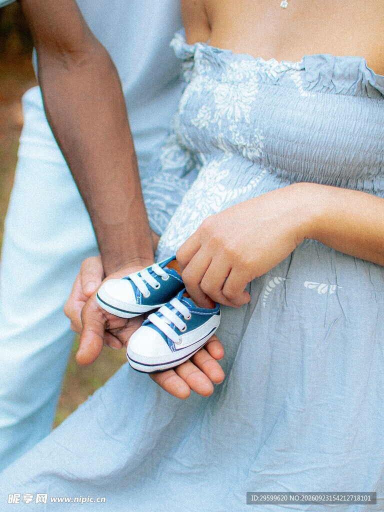孕期夫妻手捧婴儿鞋