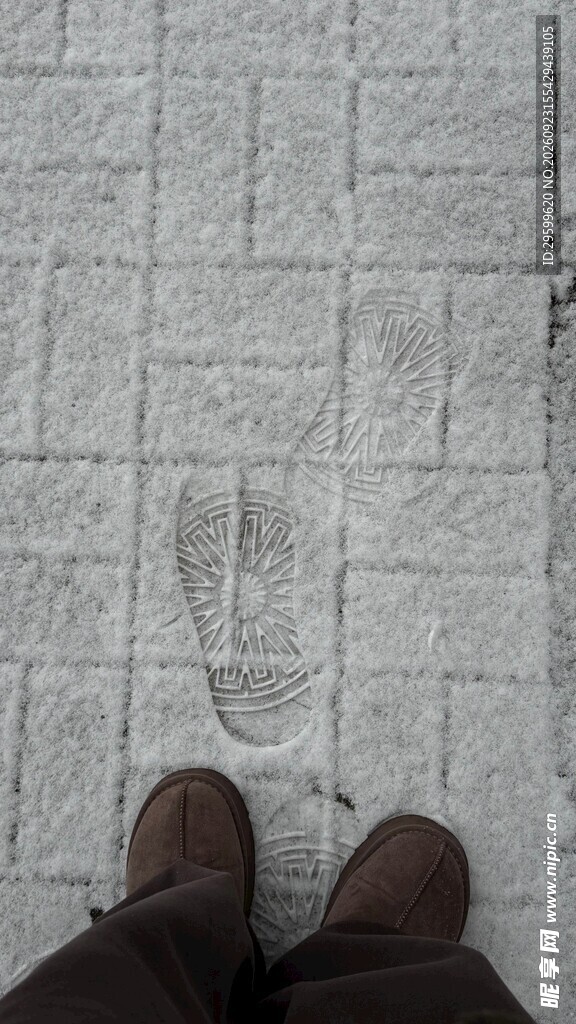 积雪地砖上的脚印