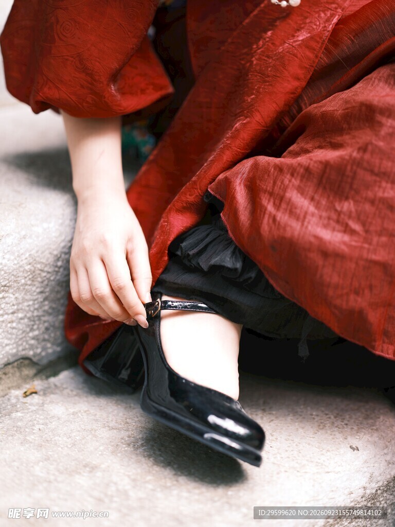 蹲身调整高跟鞋搭扣