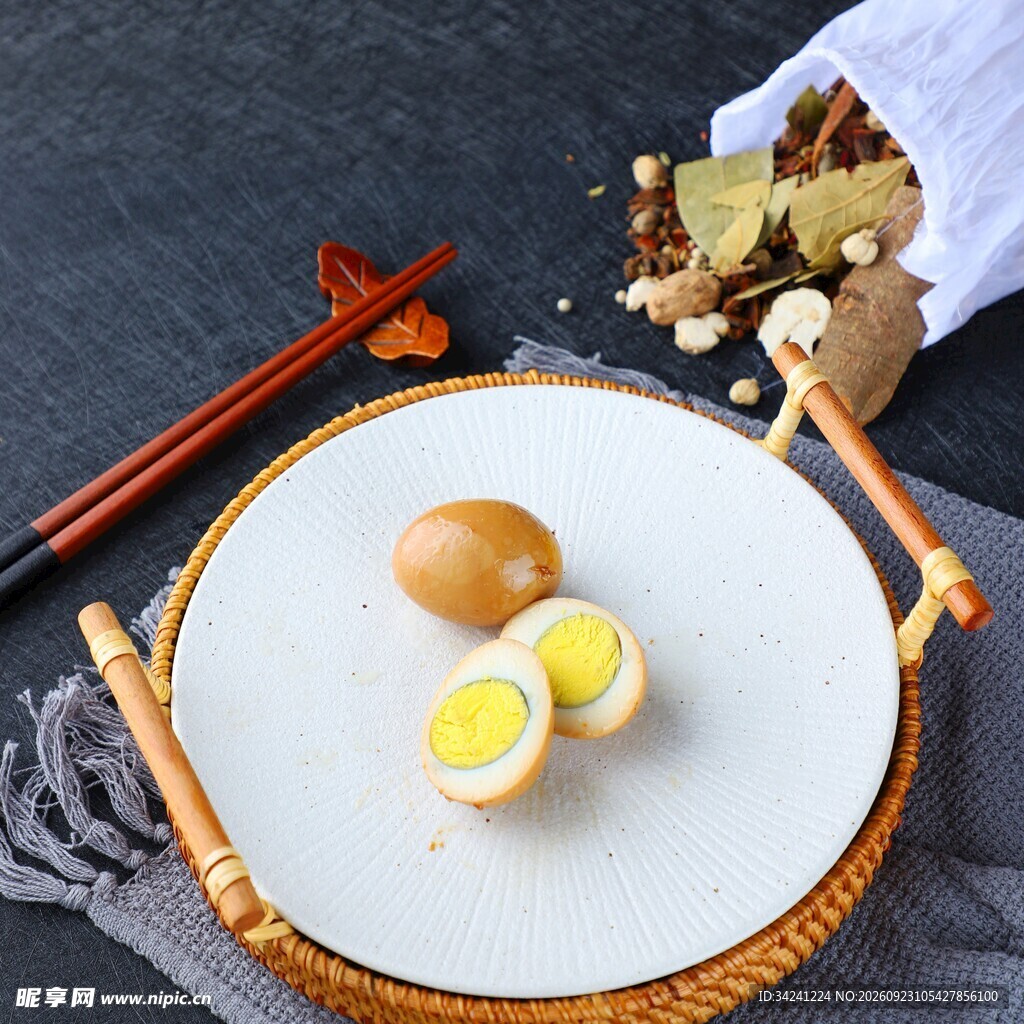 卤香茶叶蛋美食摆盘