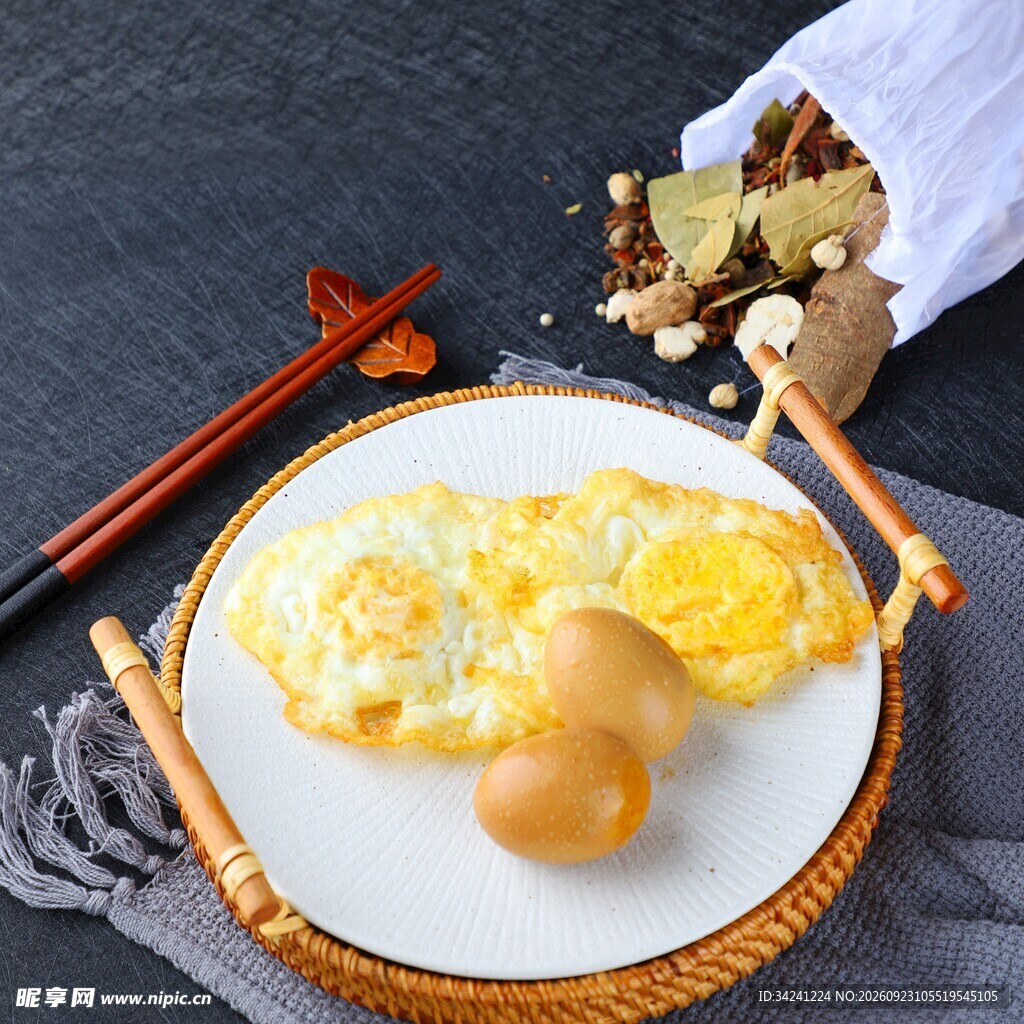 家常鸡蛋饼美食静物图
