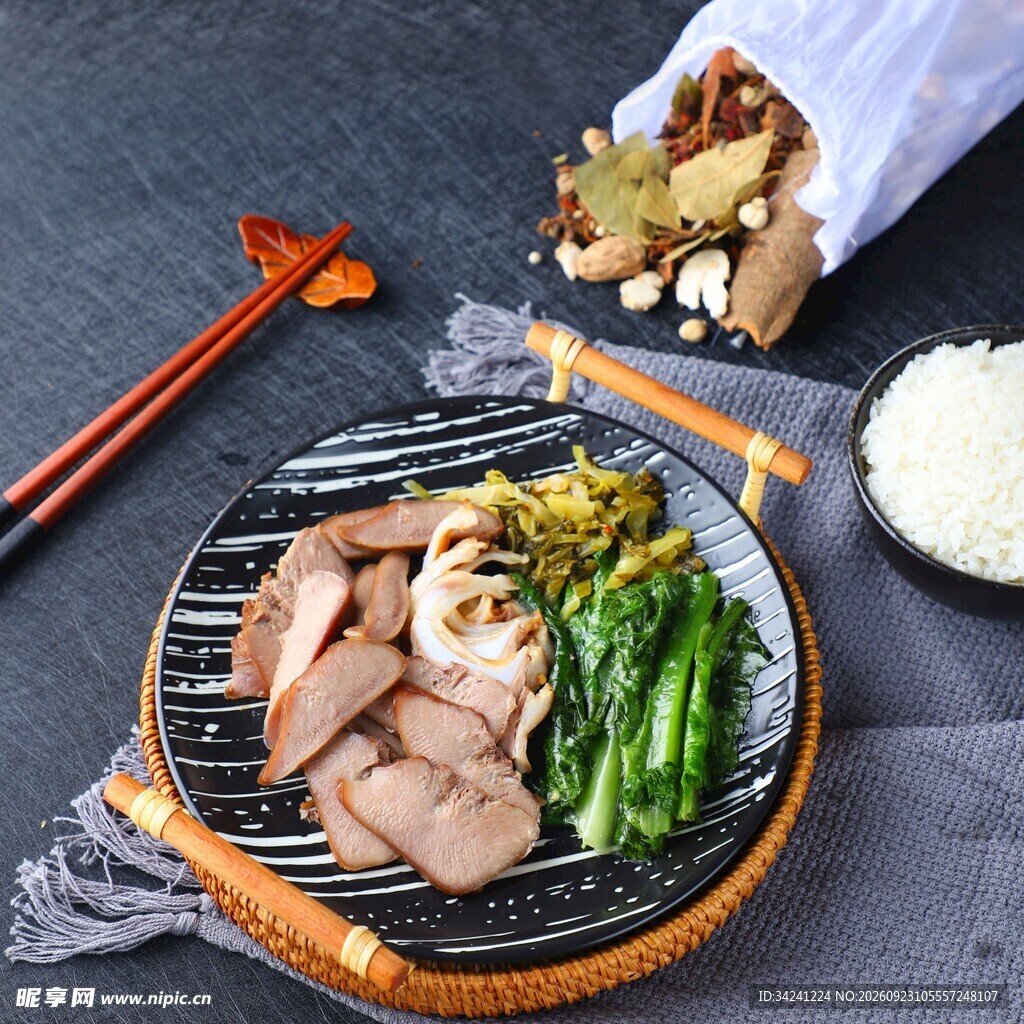 卤味时蔬简餐