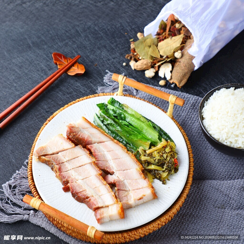 家常烧肉配青菜米饭