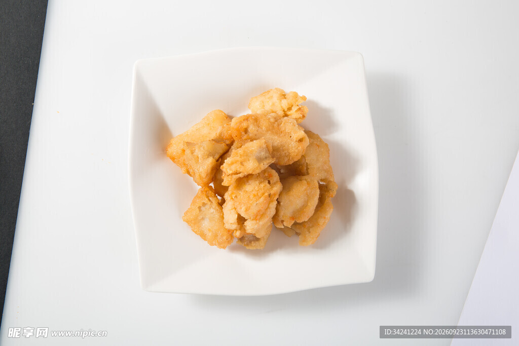 盘中香酥炸洋葱圈