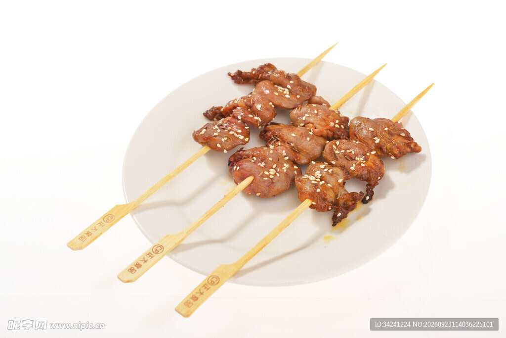 白盘上的美味烤肉串