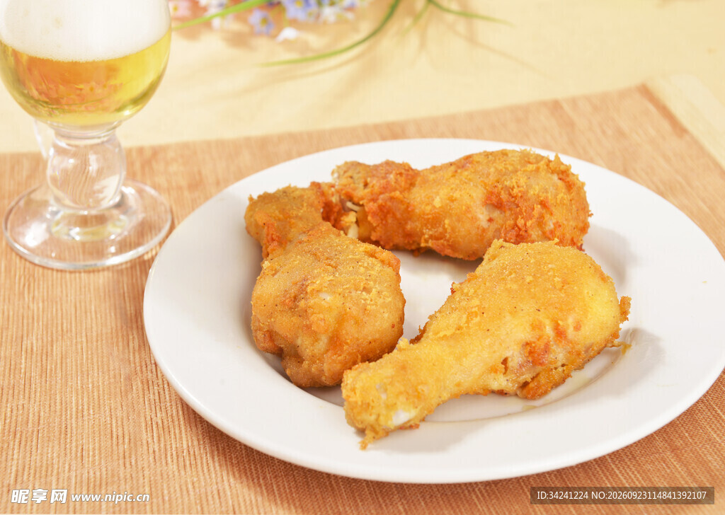 香酥炸鸡腿配啤酒