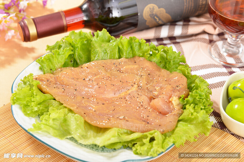 腌制生鸡排配生菜