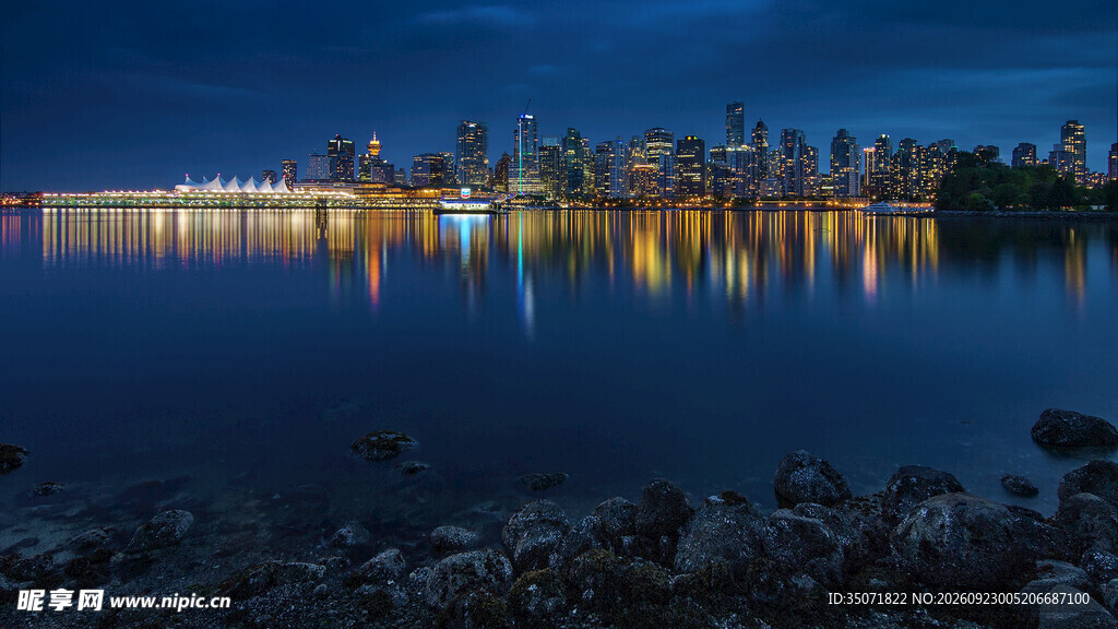 湖面城市夜景倒影