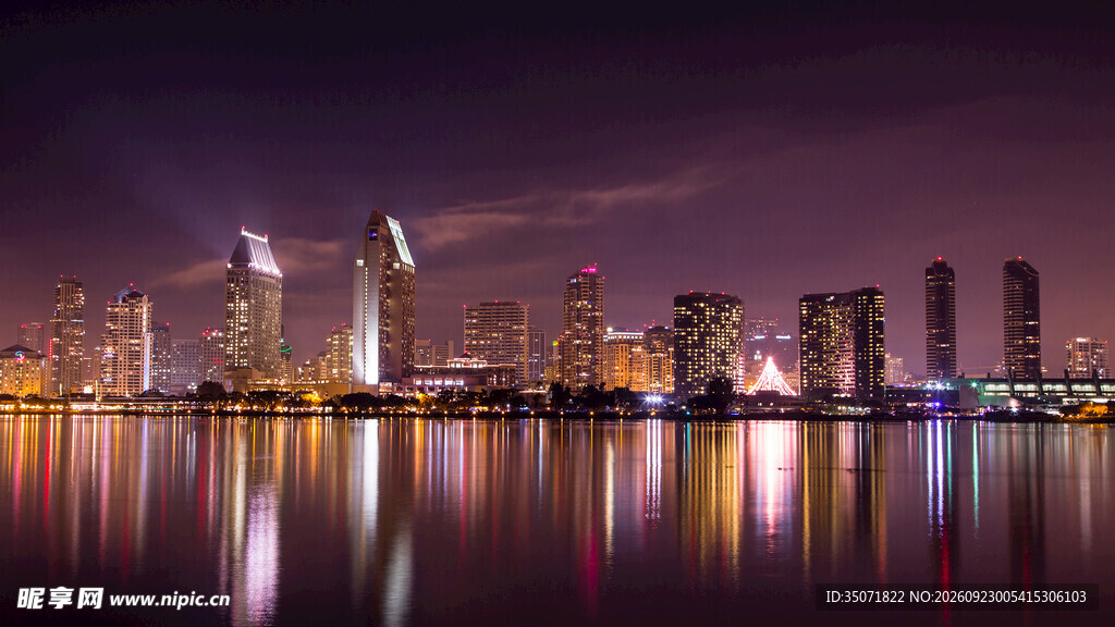 城市水岸夜景天际线