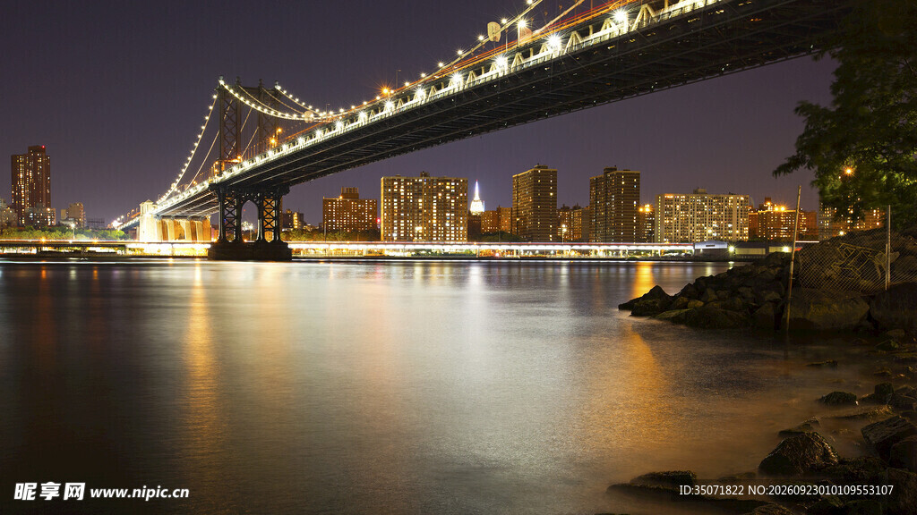城市跨河大桥夜景