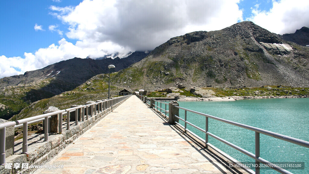 高山水库坝顶步道风光