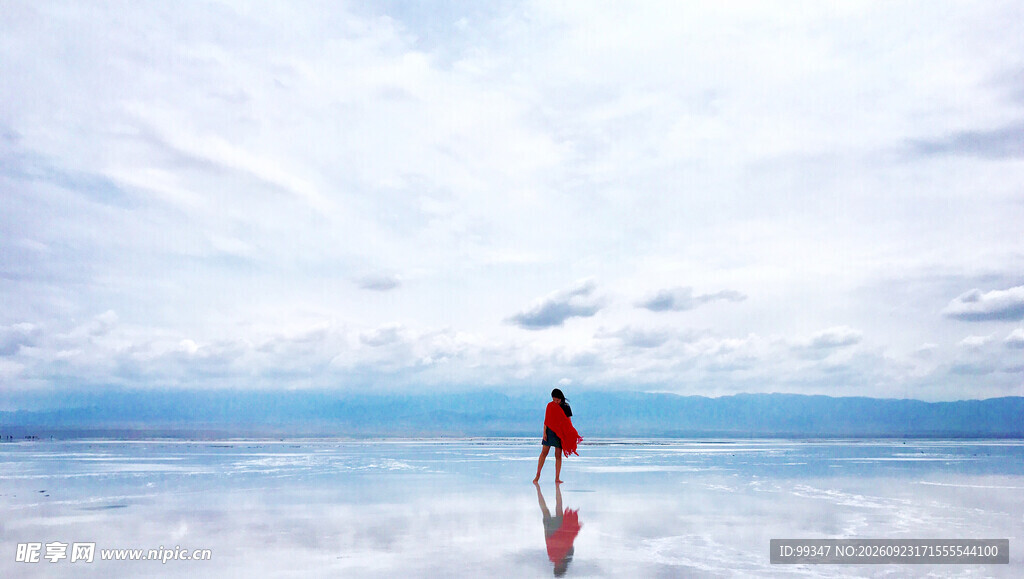 盐湖唯美红衣人像