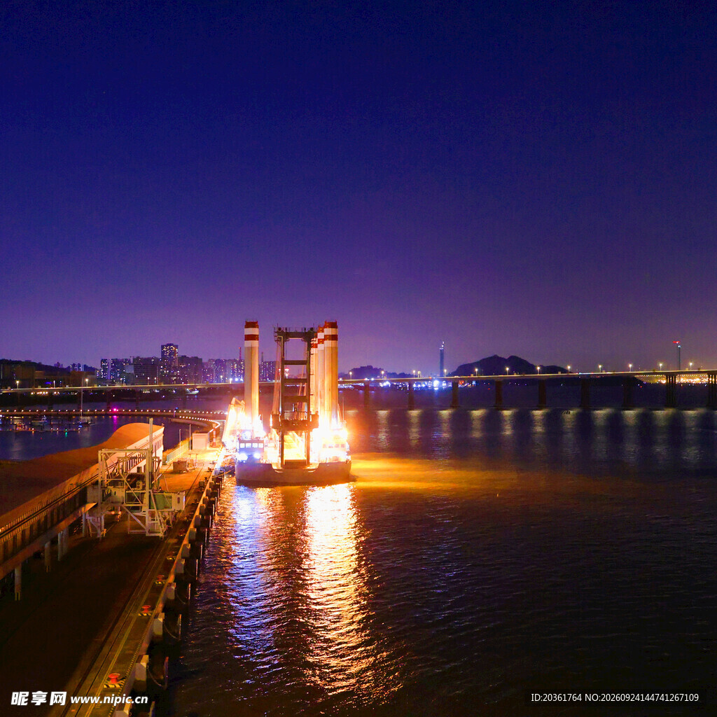 江畔大桥夜景