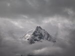 云间露出的雪山峰顶