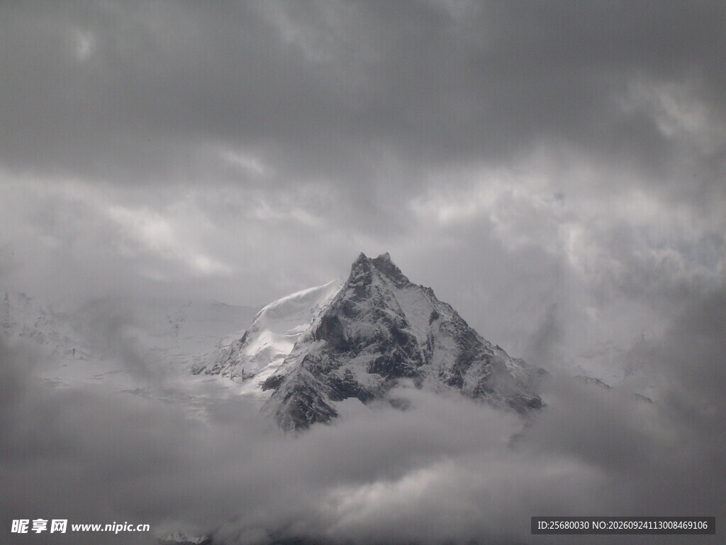 云间露出的雪山峰顶