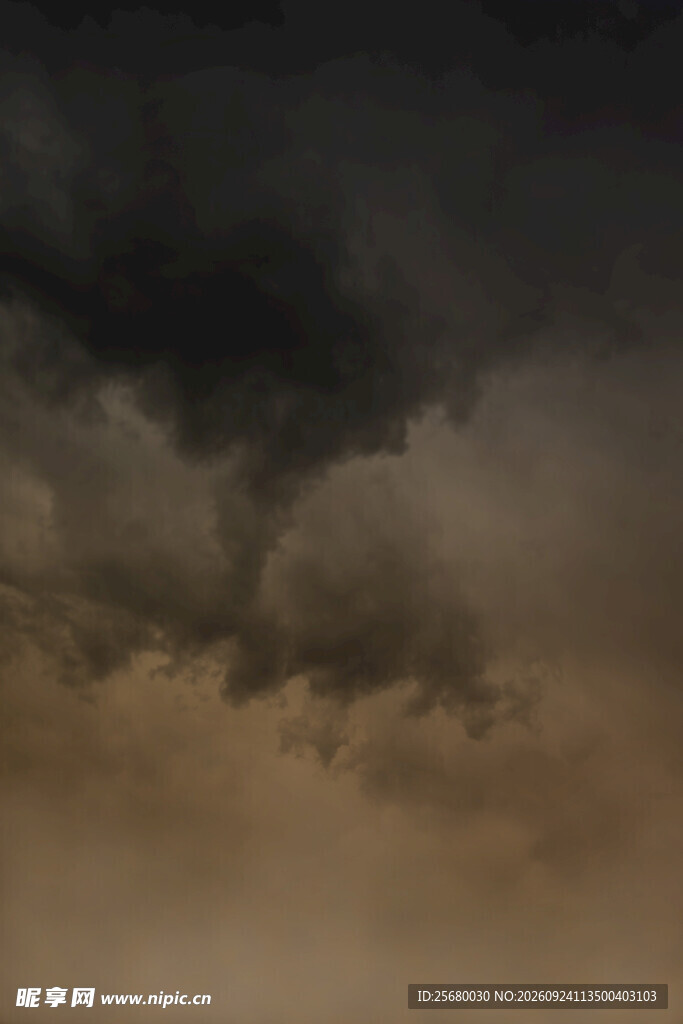 暴雨前的厚重乌云天空