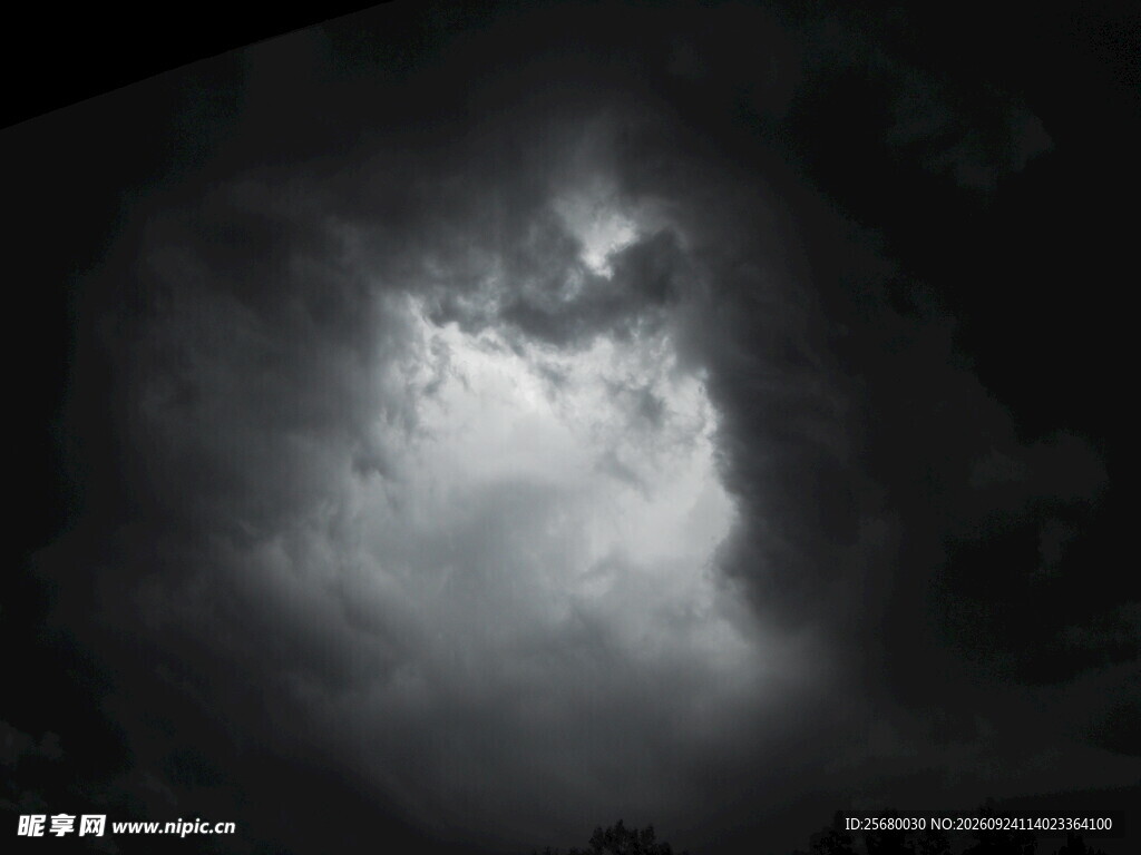 夜空薄云遮月