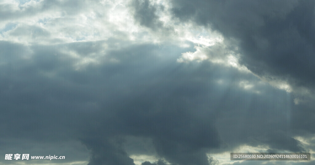 厚重乌云透出云隙光