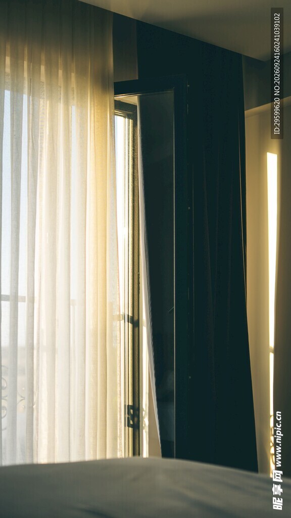 窗边暖光朦胧场景