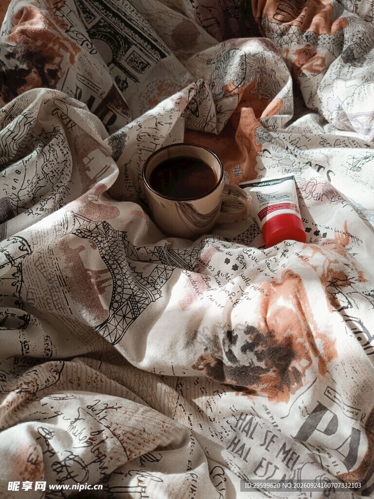 旧报纸上的陶罐静物