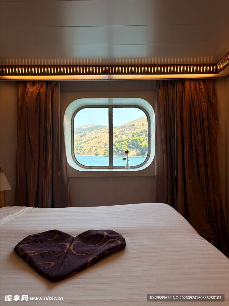 列车卧铺车厢内景