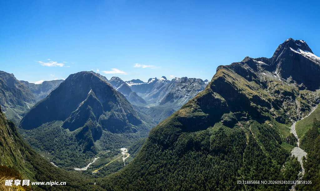 晴日高山峡谷自然风光